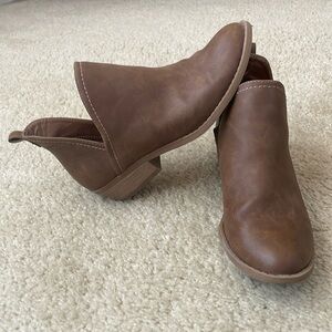 Universal Threads booties